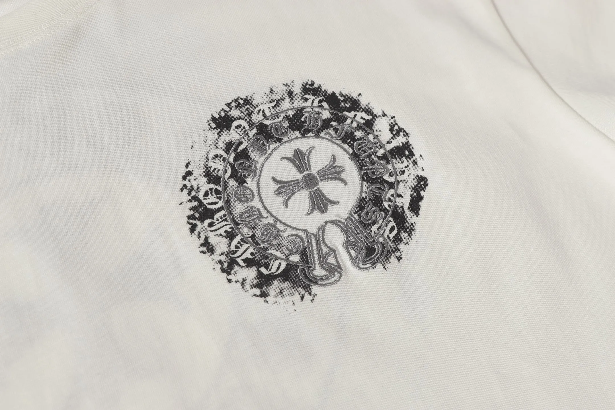 P170 Chrome Hearts CH Chrome Hearts Sanskrit horseshoe embroidered short-sleeved T-shirt. Printed by direct injection imported machine. Hardware accessories are all milled and customized. Correct configuration. Black 2025 Chrome Hearts authentic packaging. 280 grams of custom-dyed double yarn cotton. Large version. Loose and stylish. Different from lower versions, slim and long version with upper body and hip stretch. 100% commitment: top quality. Not fast food. The highest version on the market. Top quality - different from ordinary versions on the market. If you care about quality, you should also respect the price. Absolutely 0 after-sales service and 0 return rate so far. It’s hard not to love the style - 280g double yarn cotton custom dyed fabric - Correct high-density main mark, washed tag, hand-sewn